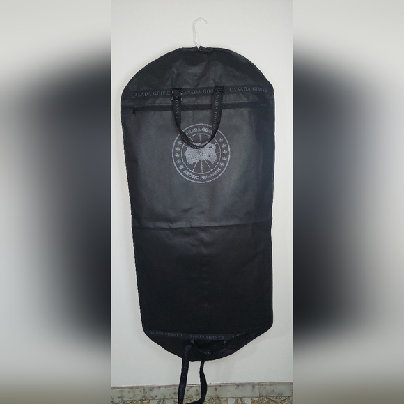 I am selling a Canada Goose military style jacket, it is size M, it is new - Picture 1 of 7